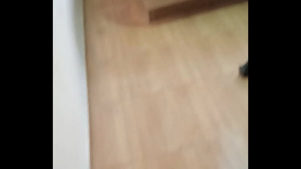 Entrando a la habitación de la mejor amiga de mi novia y no me aguante las ganas de saber que estaba haciendo parte. 1