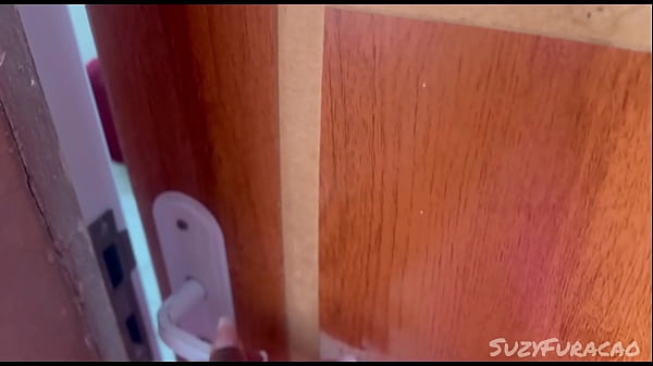 Amigo se masturba no quarto do lado e não resisti a tentação.