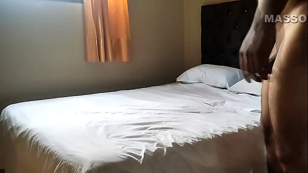 Me divierto con mi vecina caliente. Me pide que la visite todos los días cuando su marido cornudo no está en casa.