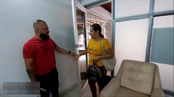 Me follo a la mejor amiga de mi madrastra mientras estamos solos en casa y cumplo mi fantasía sexual de follarme duro a una MILF – Historia completa – Porno en Español
